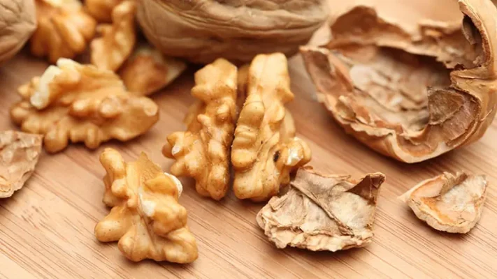 bầu ăn hạt óc chó được không